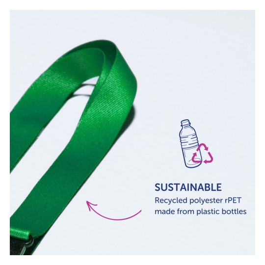 Slika prikazuje zelenu vrpcu uz tekst koji objašnjava da je izrađena od recikliranog poliestera rPET, dobivenog iz plastičnih boca, ističući njezinu održivost.