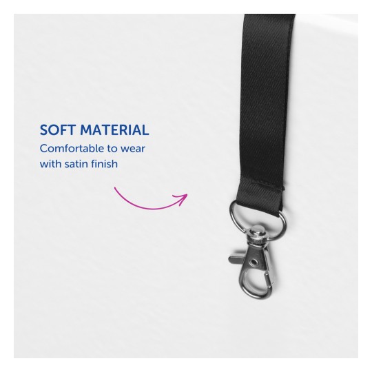 Slika prikazuje crni remen izrađen od mekog materijala sa satenskom završnom obradom i metalnom kopčom na jednom kraju, u pratnji teksta koji ističe njegovu udobnost.