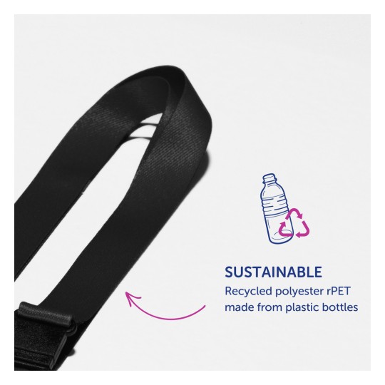 Slika prikazuje crni remen označen kao 'SUSTAINABLE', izrađen od recikliranog poliestera rPET, s ilustracijom plastične boce i strelica za recikliranje. Ističe ekološke prednosti ponovne upotrebe plastike.