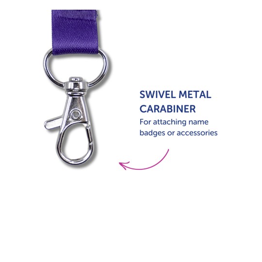 Slika prikazuje rotirajuću metalnu karabiner kuku pričvršćenu za ljubičastu traku, koja se koristi za pričvršćivanje imenskih oznaka ili dodataka.