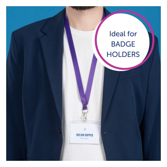 Slika prikazuje osobu koja nosi mornarsko plavi sako i bijelu majicu. Držač za iskaznicu s imenom 'Melvin Dopper' i titulom 'Dizajner' visi oko vrata, pričvršćen ljubičastim trakicom. Pozadina je plava, a tu je i grafika na kojoj piše 'Idealno za DRŽAČE ISKAZNICA.'