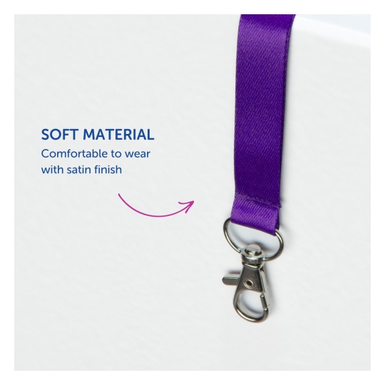 Slika prikazuje ljubičastu satensku trakom s metalnom kopčom, naglašavajući njezin mekani materijal i udobnost nošenja.