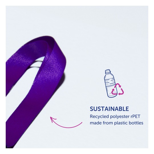 Slika prikazuje ljubičastu vrpcu s tekstualnim opisom koji naglašava njezin održivi materijal te navodi da je izrađena od recikliranog poliestera rPET dobivenog iz plastičnih boca.