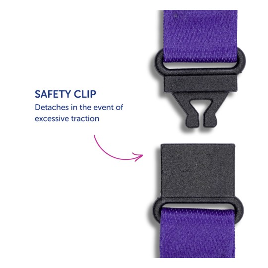 Slika prikazuje sigurnosnu kopču dizajniranu da se otkači kada postoji prekomjerna vuča. Uključuje ljubičastu traku i crni mehanizam kopče, s opisom koji naglašava njezinu sigurnosnu značajku.