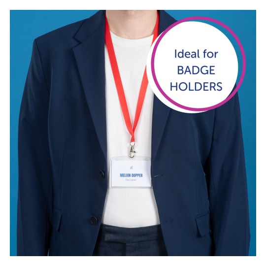 Slika prikazuje osobu koja nosi tamnoplavi sako s bijelom košuljom ispod. Imaju crvenu traku oko vrata koja drži značku na kojoj piše 'MELVIN DOPPER, Dizajner.' Pozadina je jednobojna plava. Govorni balon sugerira da je ovaj predmet 'Idealan za DRŽAČE ZA ZNAČKE.'