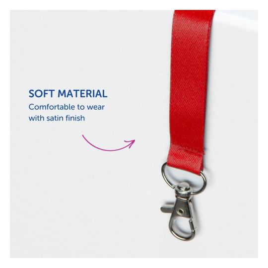 Slika prikazuje crvenu traku s metalnom kopčom. Ističe značajke trake, navodeći da je izrađena od mekog materijala i da je udobna za nošenje sa satenskim završetkom.