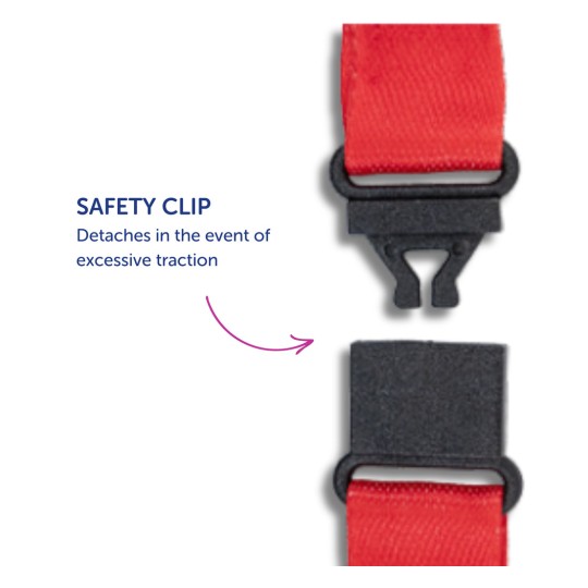 Ova slika prikazuje sigurnosnu kopču koja se koristi u sustavu pojasa ili remena. Ima crveni remen i crni mehanizam kopče, uz prateći tekst koji objašnjava da se otkvačuje u slučaju prekomjernog povlačenja.