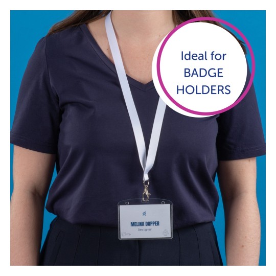 Slika prikazuje osobu u tamnoplavoj košulji s držačem za značku oko vrata. Značka prikazuje ime 'Melina Dopper' i ulogu 'Dizajner'. Također je prikazana grafika s natpisom 'Idealan za DRŽAČE ZA ZNAČKE.'