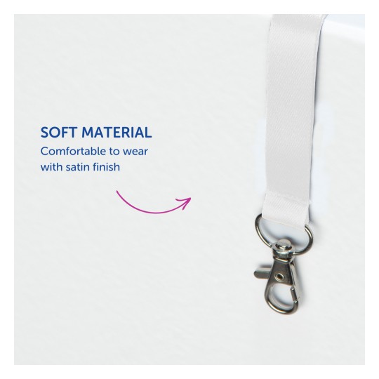 Slika prikazuje krupni plan bijele satenske trake s metalnom kopčom, ističući tekst koji opisuje materijal kao mekan i udoban za nošenje, sa satenskom završnom obradom.