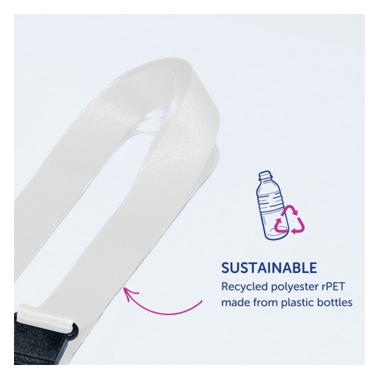 Slika prikazuje održivi remen izrađen od recikliranog poliestera rPET, dobivenog iz plastičnih boca. Uključuje bijeli remen s crnom kopčom, kao i tekst koji naglašava njegovu ekološku prirodu.