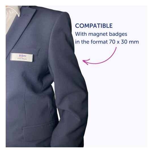 Slika prikazuje osobu koja nosi tamnoplavo odijelo s identifikacijskom značkom na kojoj piše "Paul Meyer." Značka je kompatibilna s magnetnim značkama određene veličine.