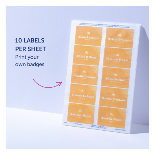 Slika prikazuje list samoljepljivih znački s imenima. Svaki list sadrži 10 etiketa, od kojih svaka ima ime i titulu, poput 'Jean Lamipu, Fotograf' i 'Chloe Wilson, Dizajnerica'. Dizajn je jednostavan s žutom pozadinom.