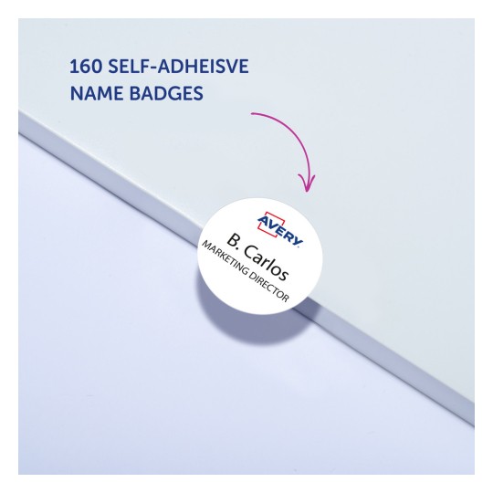 Slika prikazuje paket od 160 samoljepivih bedževa s imenima tvrtke Avery, s uzorkom bedža na kojem je prikazano ime 'B. Carlos' i titula 'Marketing Director.'