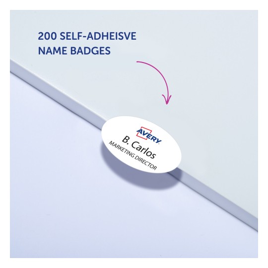 Slika prikazuje paket od 200 samoljepljivih oznaka s imenom od Averyja, s prikazom primjerne oznake s imenom B. Carlos i titulom Direktor marketinga.