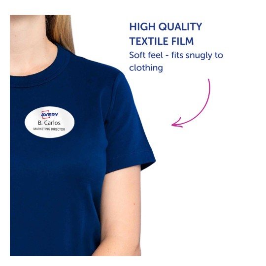 Osoba nosi tamnoplavu košulju s oznakom imena na kojoj piše 'B. Carlos, direktor marketinga'. Slika ističe kvalitetu tekstila korištenog za oznaku imena, navodeći da je mekan na dodir i čvrsto prianja uz odjeću.