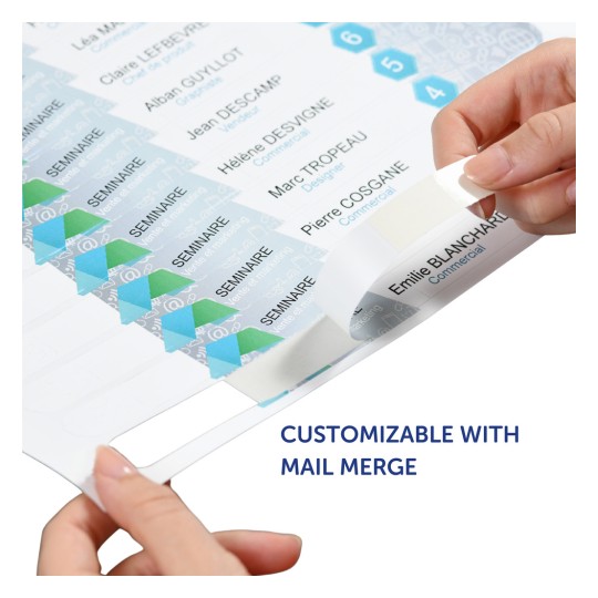 Slika prikazuje prilagodljive naljepnice koje se koriste za seminar, s različitim imenima i naslovima. Jedna naljepnica se skida kako bi se prikazala njezina upotrebljivost. Tekst ističe opciju prilagodbe uz spajanje pošte.