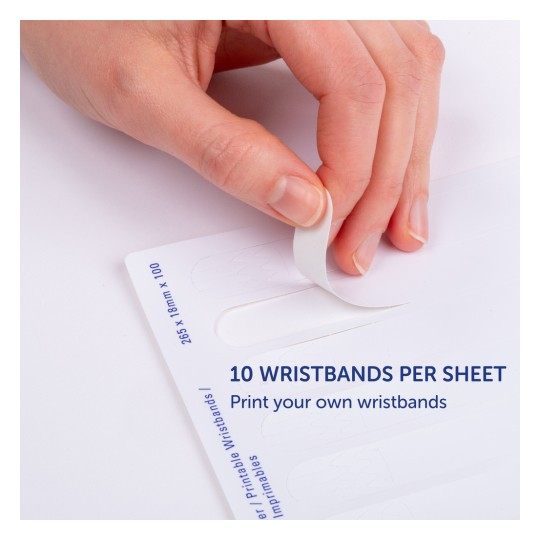 Slika prikazuje ruku koja skida narukvicu s lista koji sadrži deset narukvica. List je označen informacijama o ispisu vlastitih narukvica.