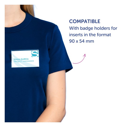 Slika prikazuje osobu koja nosi mornarsku majicu s držačem za identifikaciju na kojem piše ime 'Emma Garcia' i titula 'Voditelj projekta'. Postoji napomena o kompatibilnosti s držačima za identifikaciju za određene veličine umetaka.