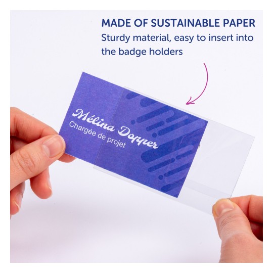 Slika prikazuje ruku koja drži posjetnicu izrađenu od održivog papira. Kartica ima ljubičasti dizajn i ime 'Méline Dopper' zajedno s titulom 'Chargée de projet.' Tekst spominje čvrstu građu kartice i jednostavnost korištenja s držačima za značke.