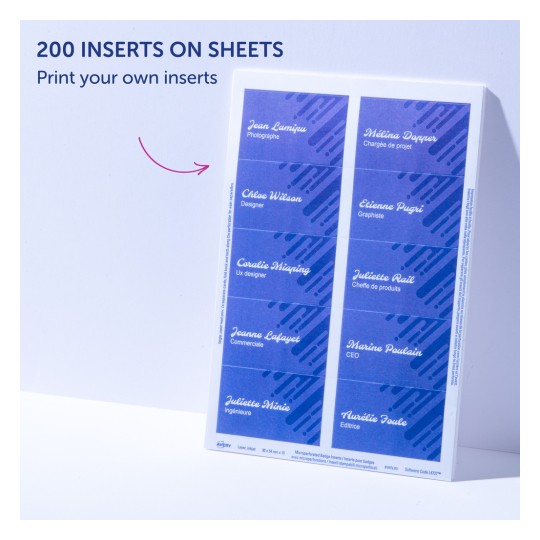 Slika prikazuje list s 200 opcija umetaka za bedževe s imenima s različitim naslovima kao što su Fotograf, Dizajner i CEO, zajedno s imenima u elegantnom fontu na plavoj pozadini.