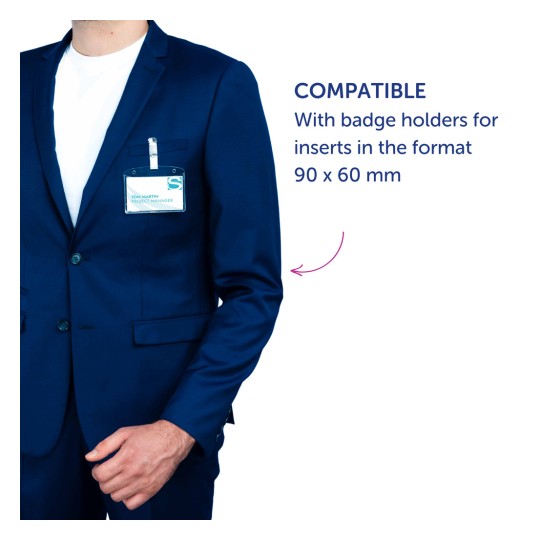 Osoba u tamnoplavom odijelu nosi značku s imenom 'Tom Martin, voditelj projekta.' Postoji napomena koja ukazuje na kompatibilnost s držačima znački za umetke dimenzija 90 x 60 mm.