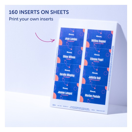 Slika prikazuje list s 160 umetaka za ispis za oznake s imenima. Svaki umetak ima plavu pozadinu s narančastim krugovima i uključuje imena i radne naslove kao što su 'Jean Lamipu, Fotografi' i 'Marine Poulain, CEO'.