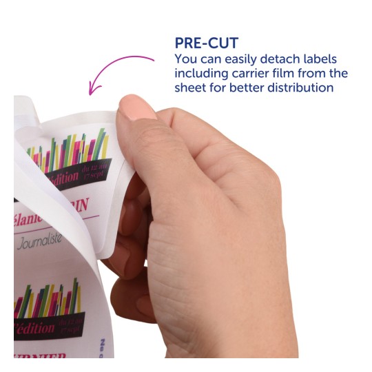 Slika prikazuje ruku koja drži unaprijed izrezane naljepnice koje se lako mogu odvojiti s lista. Naljepnice imaju šarene grafike i tekst koji označava događaj s datumima. Također su dane upute za bolju raspodjelu.