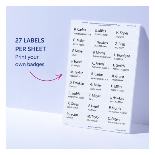 Slika prikazuje list samoljepljivih bedževa s imenima i radnim titulama. Ističe da ima 27 naljepnica po listu i predlaže ispis vlastitih bedževa.