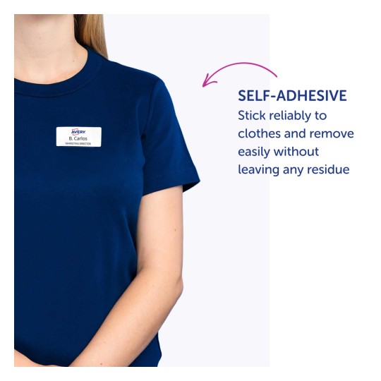 Slika prikazuje ženu koja nosi tamnoplavu košulju s samoljepivom oznakom s imenom na njoj. Oznaka prikazuje ime 'B. Carlos' i titulu 'Direktor marketinga', popraćeno opisom upotrebljivosti oznake.