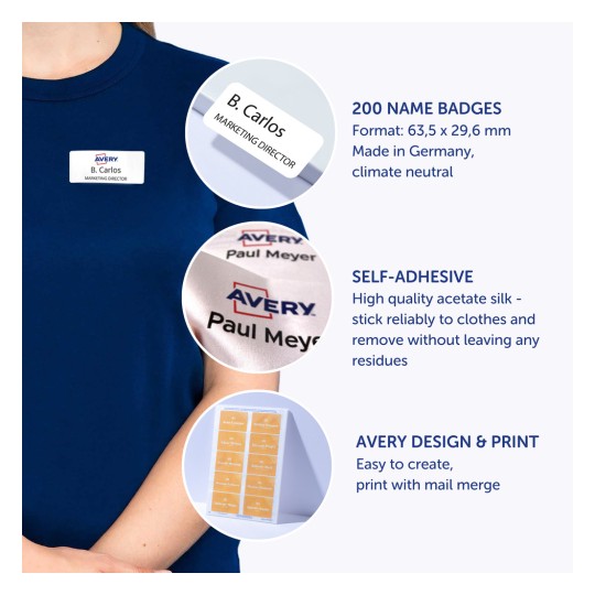 Slika prikazuje osobu koja nosi plavu majicu, na kojoj su prikazani razni identifikacijski bedževi. Istaknuti su detalji proizvoda kao što su 200 identifikacijskih bedževa s ljepljivom pozadinom i jednostavnošću ispisa i dizajna. Bedževi su prikazani u različitim formatima i s različitim tekstovima.