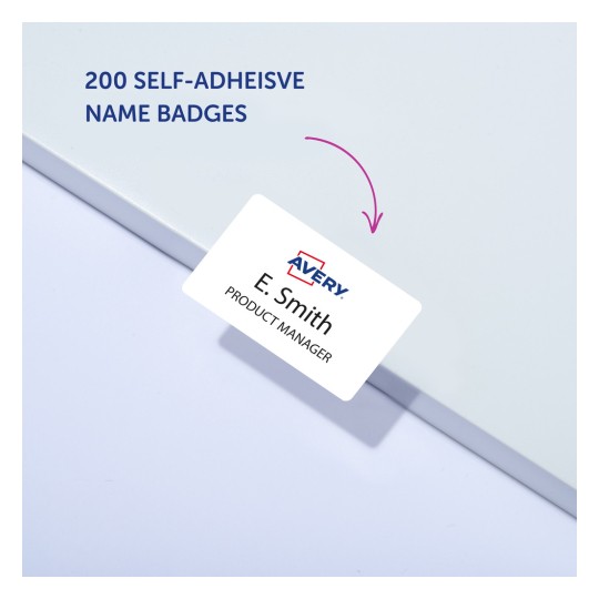 Slika prikazuje samoljepljive oznake imena tvrtke Avery, s brojem od 200 te prikazuje uzorak oznake s imenom 'E. Smith' i titulom 'Voditelj proizvoda.'