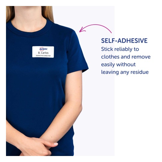 Slika prikazuje osobu koja nosi mornarsko plavu košulju s značkom na kojoj piše 'B. Carlos, DIREKTOR MARKETINGA.' Značka je samoljepljiva, a tu je i tekst koji objašnjava njezina svojstva.