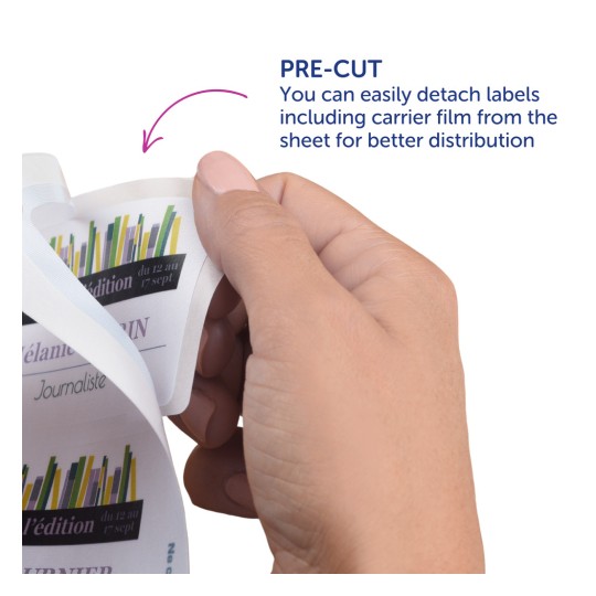 Slika prikazuje ruku koja drži prethodno izrezani list s etiketama, s tekstom 'PRE-CUT Možete lako odvojiti etikete, uključujući prijenosnu foliju, s lista za bolju raspodjelu'.