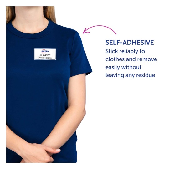 Slika prikazuje osobu koja nosi majicu tamnoplave boje s naljepnicom s imenom na kojoj piše 'B. Carlos, direktor marketinga.' Pored njih se nalazi opis koji ističe samoljepljivu prirodu naljepnice, naglašavajući njenu pouzdanost i lakoću uklanjanja bez ostataka.