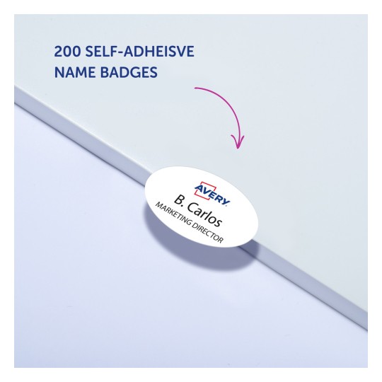 Slika prikazuje paket od 200 samoljepljivih oznaka s imenima tvrtke Avery, s imenom B. Carlos i titulom Direktor marketinga.