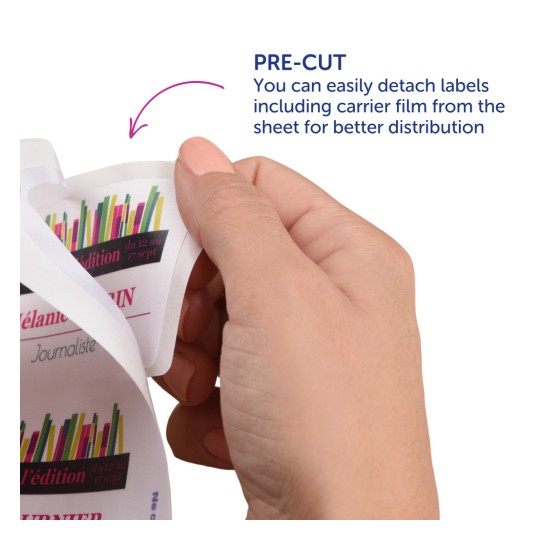 Slika prikazuje ruku koja drži unaprijed izrezanu naljepnicu s obojenim grafikonima i tekstom. Upute navode da se naljepnice mogu lako odvojiti od lista radi bolje distribucije.