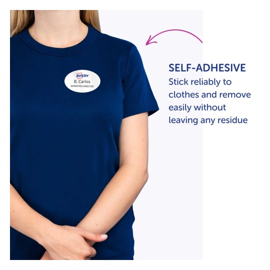 Slika prikazuje osobu koja nosi plavu košulju s samoljepljivom naljepnicom s imenom na kojoj piše 'B. Carlos, direktor marketinga.' Tekst ističe samoljepljivu značajku naljepnice, naglašavajući da se pouzdano drži i može se ukloniti bez ostavljanja tragova.