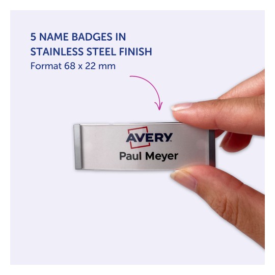 Slika prikazuje ruku koja drži značku s imenom izrađenu od nehrđajućeg čelika. Značka prikazuje ime 'Paul Meyer' i marku 'Avery.' Dimenzije značke su specificirane kao 68 x 22 mm.