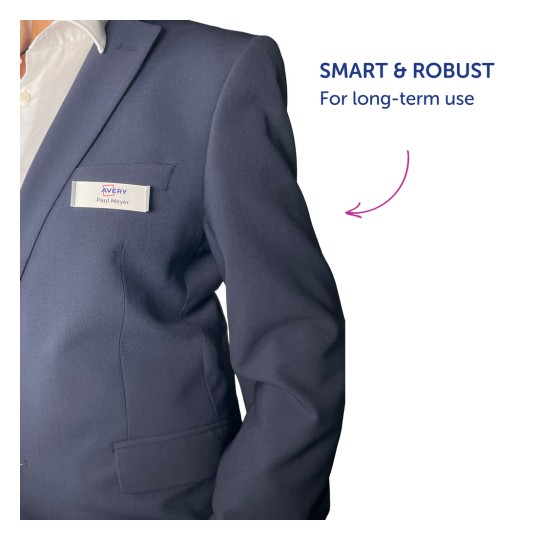 Slika prikazuje osobu u tamnom odijelu s bedžem na kojem piše 'Paul Meyer' i markom 'Avery.' Tekst navodi da je proizvod 'PAMETAN I ROBUSTAN' te dizajniran za dugotrajnu upotrebu.