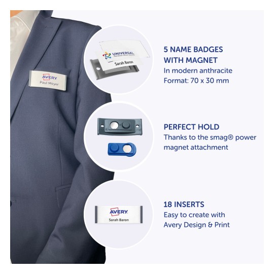 Slika prikazuje osobu koja nosi odijelo s identifikacijskom oznakom na prsima. Sadrži informacije o identifikacijskim oznakama, uključujući detalje kao što su broj oznaka, opis držača i umetke za prilagodbu.