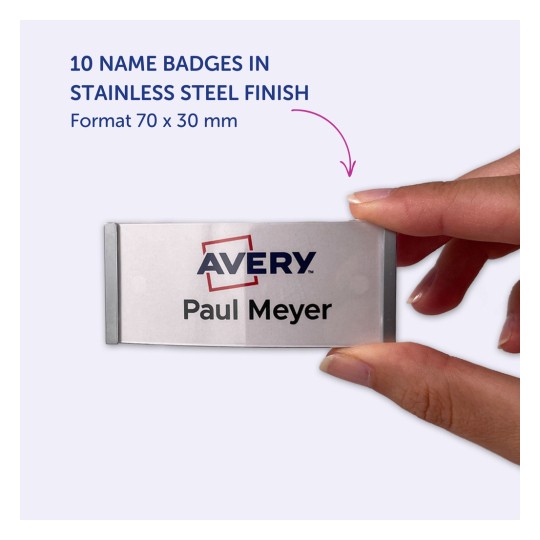 Slika prikazuje ruku koja drži pločicu s imenom od nehrđajućeg čelika. Na pločici je ime 'Paul Meyer' i logo 'Avery'. Navodi se da proizvod sadrži 10 pločica s dimenzijama 70 x 30 mm.