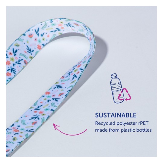 Slika prikazuje šarenu vrpcu s cvjetnim uzorcima izrađenu od održivog recikliranog poliestera (rPET), zajedno s grafikom koja ukazuje na njezino porijeklo iz plastičnih boca.