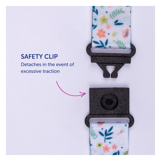 Slika prikazuje sigurnosnu kopču s ukrasnom tkaninom pričvršćenom, s uputama na kojima piše da se odvaja pod prekomjernim naprezanjem.