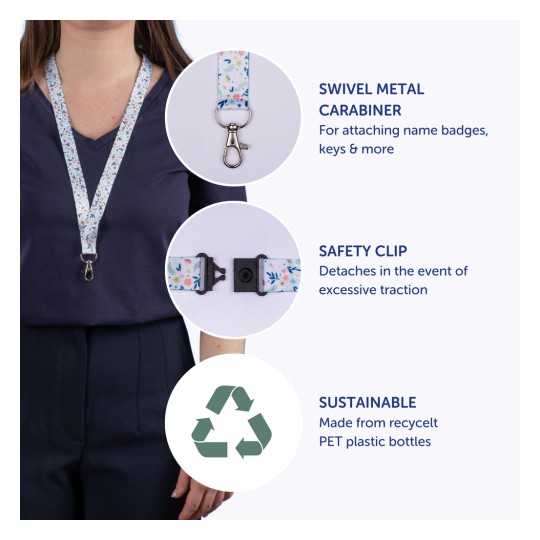 Slika prikazuje cvjetni privjesak s istaknutim značajkama, uključujući okretnu metalnu karabiner kuku, sigurnosnu kopču i informacije o tome da je izrađen od recikliranih PET plastičnih boca.