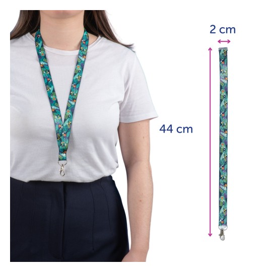 Slika žene koja nosi uzicu s uzorkom oko vrata. Uzica ima cvjetni dizajn i duljinu od 44 cm te širinu od 2 cm.