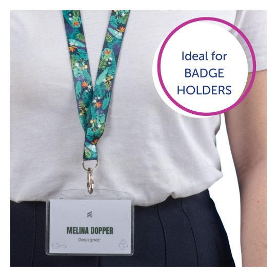 Slika prikazuje osobu koja nosi traku za oko vrata s raznobojnim tropskim dizajnom. Pričvršćena je značka s imenom 'Melina Doppler' i naslovom 'Dizajner.' U pozadini se nalazi kružni tekst 'Idealno za DRŽAČE ZNAČKI.'
