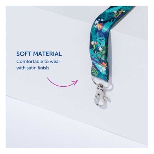 Slika prikazuje šareni privjesak izrađen od mekog materijala s satenskom završnom obradom, a uključuje tekst koji ukazuje na njegovu udobnost prilikom nošenja.