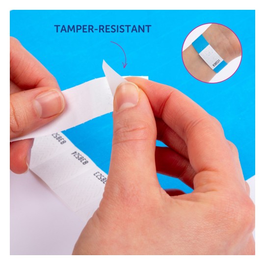 Slika prikazuje osobu koja skida naljepnicu otpornu na neovlašteno otvaranje, s riječju 'OTPORNA NA NEOVLAŠTENO OTVARANJE' istaknutom iznad i krupnim planom naljepnice na zapešću u umetnutoj slici.