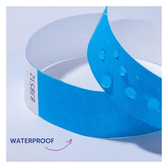 Slika prikazuje vodootpornu narukvicu u plavoj boji, s kapljicama vode na površini, što ukazuje na njenu vodootpornu karakteristiku.