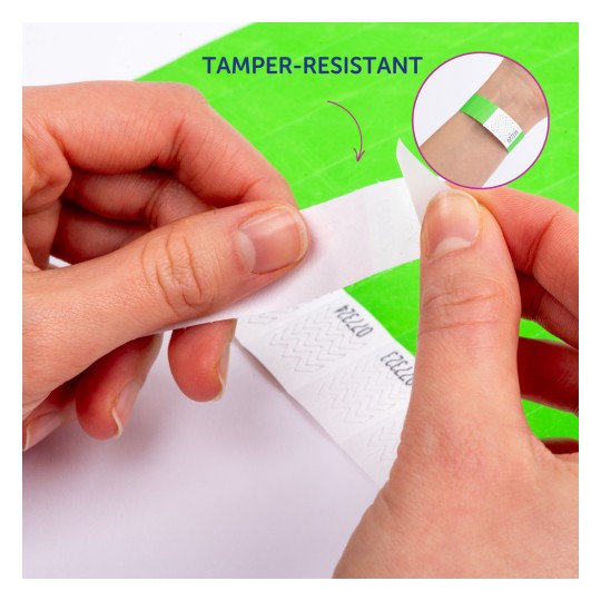 Slika prikazuje osobu koja drži i ljušti narukvicu otporna na manipulacije. Pozadina je svijetlo zelena površina, a umetak prikazuje narukvicu na zapešću.